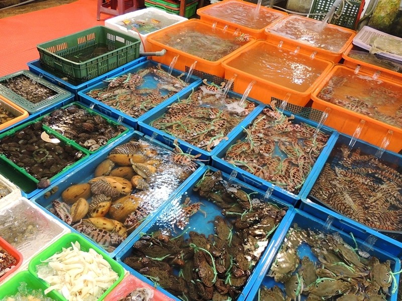 Du khách có thể ghé các chợ hải sản gần cảng biển để có những nguyên liệu tươi sống chất lượng.