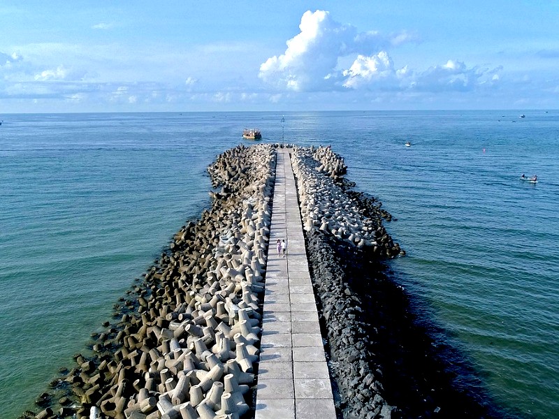 Cửa biển Bình Châu nổi bật với vẻ đẹp tự nhiên của biển và hình ảnh sinh hoạt giản dị của người dân.
