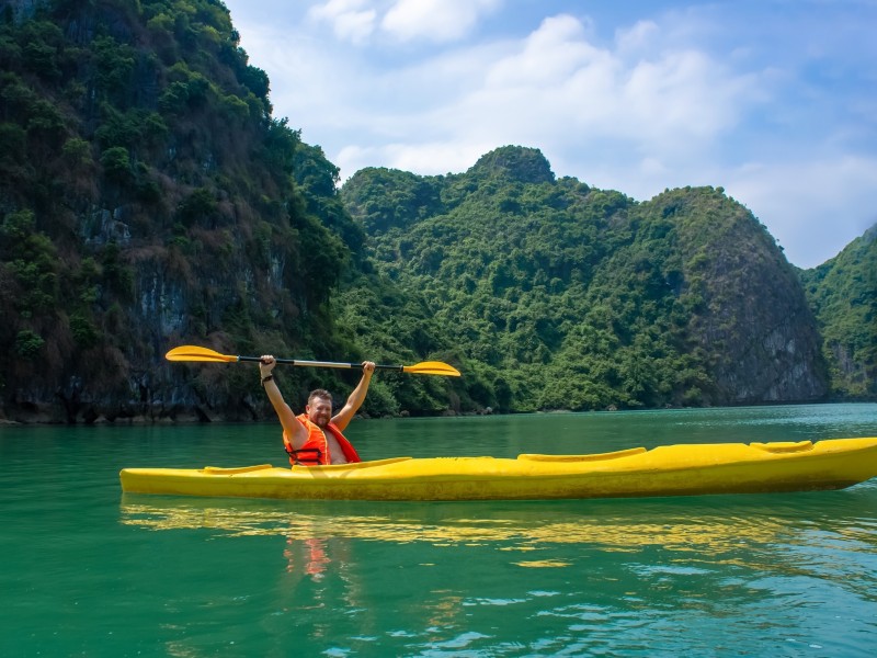 Đến với Hồ Tràm, du khách có thể giải trí bằng các hoạt động dưới nước như chèo thuyền, bơi, dạo biển,...
